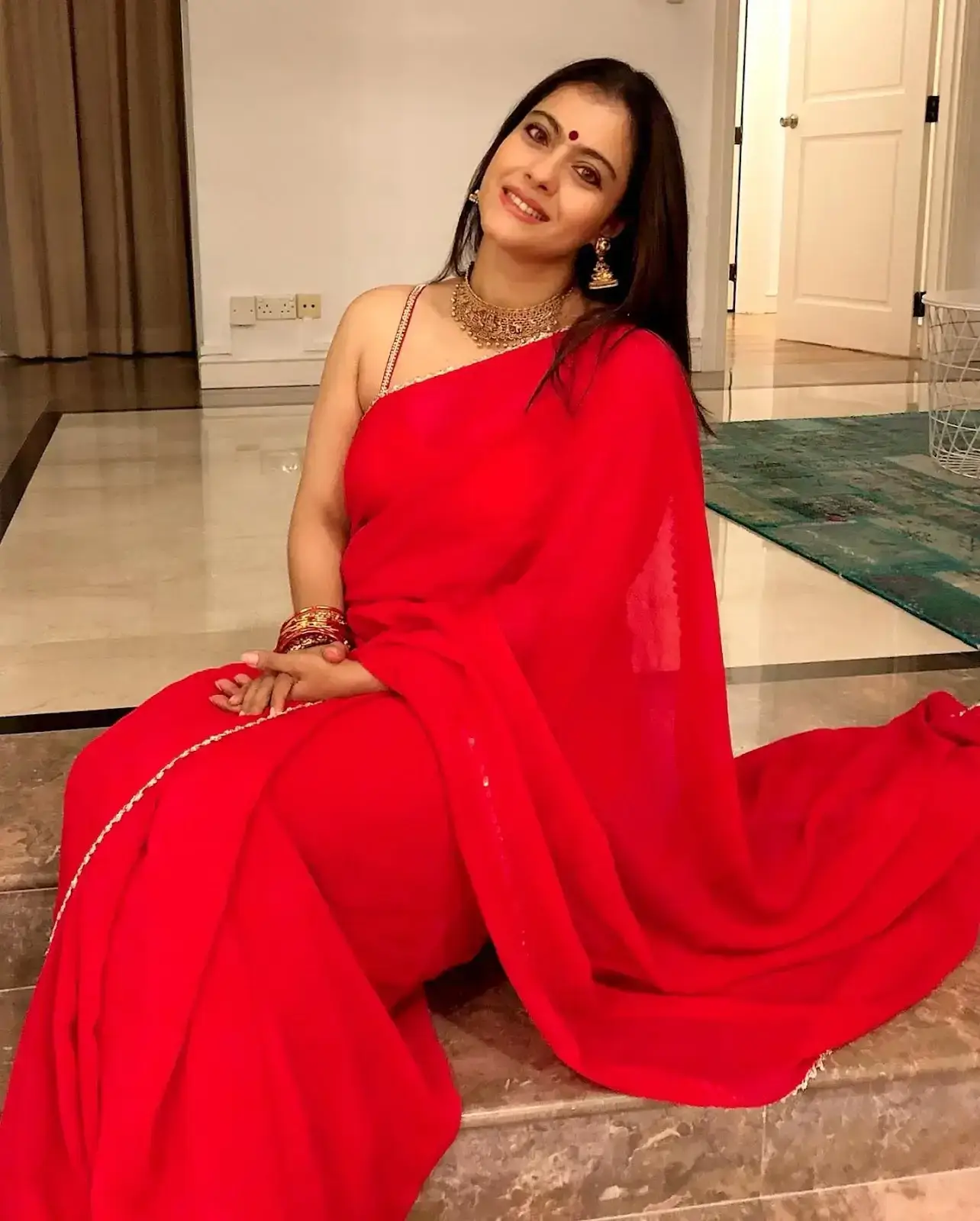 NORTH INDIAN ACTRESS KAJOL DEVGN IN SLEEVELESS RED COLOR SAREE 4